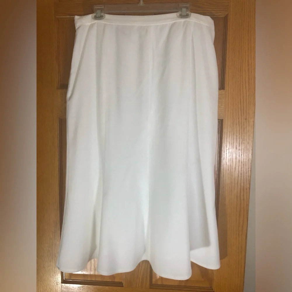 Lisa Rene White Women's Skirt Set with Decorative Belt